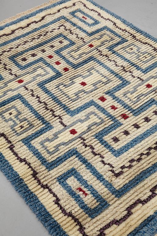 Sigvard Bernadotte, A CARPET, knotted pile, ca 210,5 x 153,5 cm, signed SB.