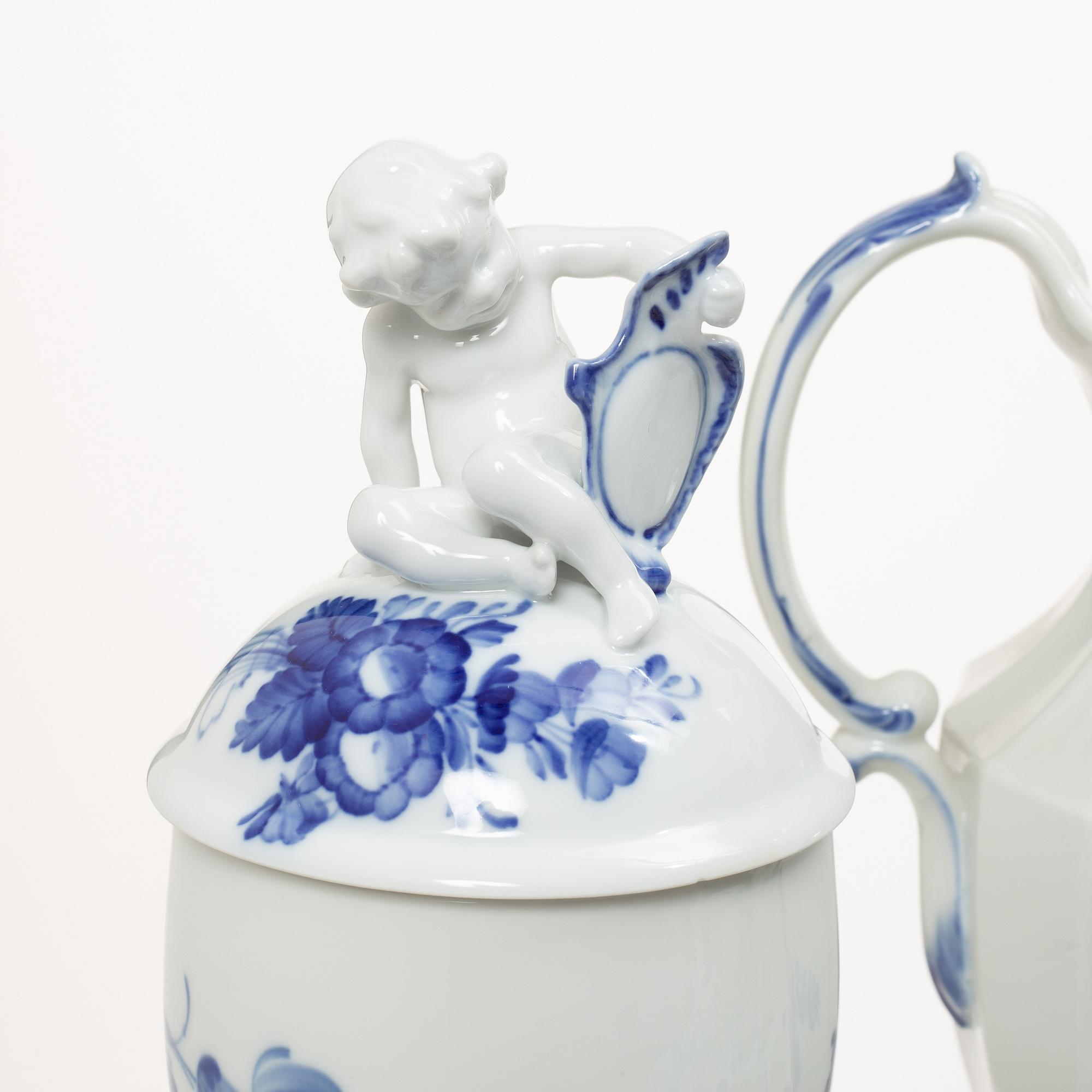 Royal Copenhagen, Dinner service, 77 pieces, Blå blomst.