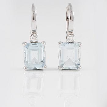ÖRHÄNGEN, 18K vitguld med briljantslipade diamanter ca 0.05 ct samt fasettslipade akvamariner ca 4.20 ct. Vikt 4,6 gram.