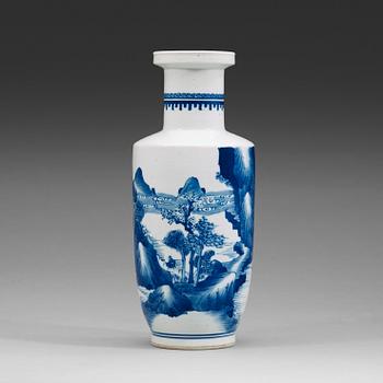 369. A blue and white Roleau vase, late Qing dynasty.