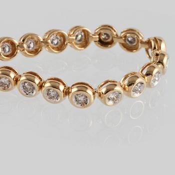 ARMBAND, 18K guld med briljantslipade diamanter ca 2.00 ct. Vikt 11,3 gram.