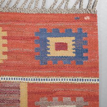 Märta Måås-Fjetterström, GALLERIMATTA, "Röd grön äng", rölakan, ca 346,5 x 151,5 cm, signerad AB MMF.