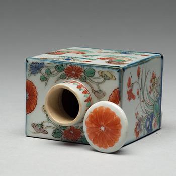 A famille verte porcelain tea caddy with cover, Qing dynasty, Kangxi (1662-1722).