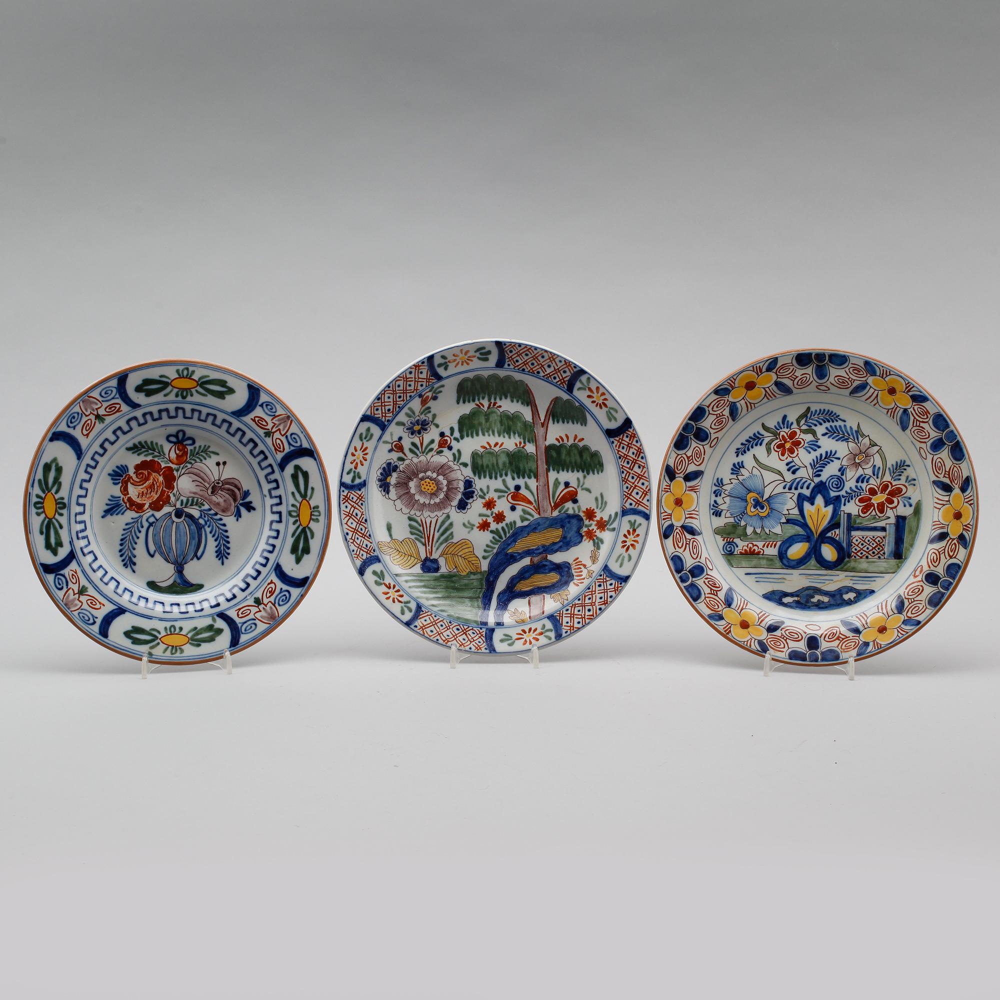 TALLRIKAR, 3 st, fajans, Frankrike/Nederländerna, 1900-tal.