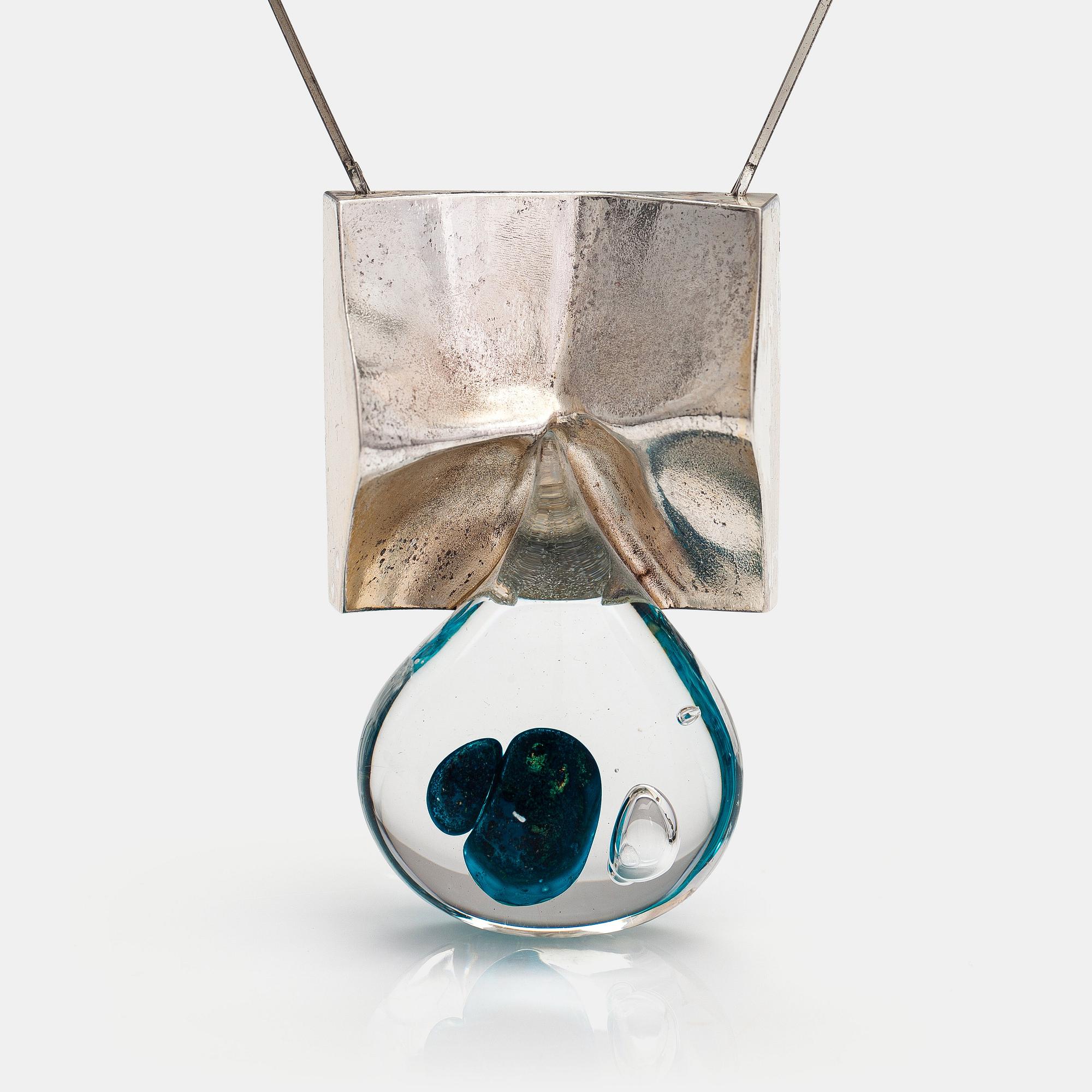 Björn Weckström, Halsband "Big drop", sterlingsilver och akryl. Lapponia 1973.