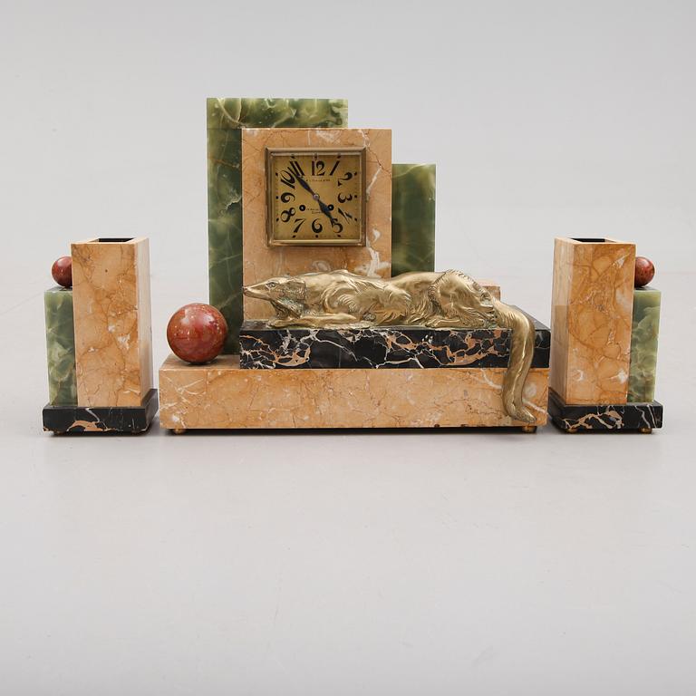 BORDSGARNITYR, 3 delar, marmor och onyx, art déco, 1900-talets första hälft.