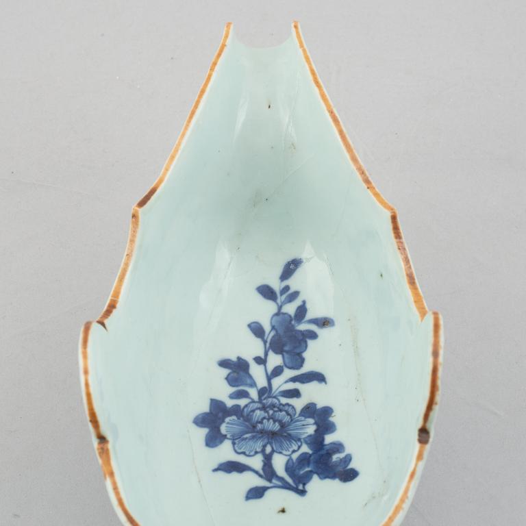 A pair of blue and white Chinese porcelain sauce boats and a pair of plates, Qing dynasty, Qianlong (1736-95).