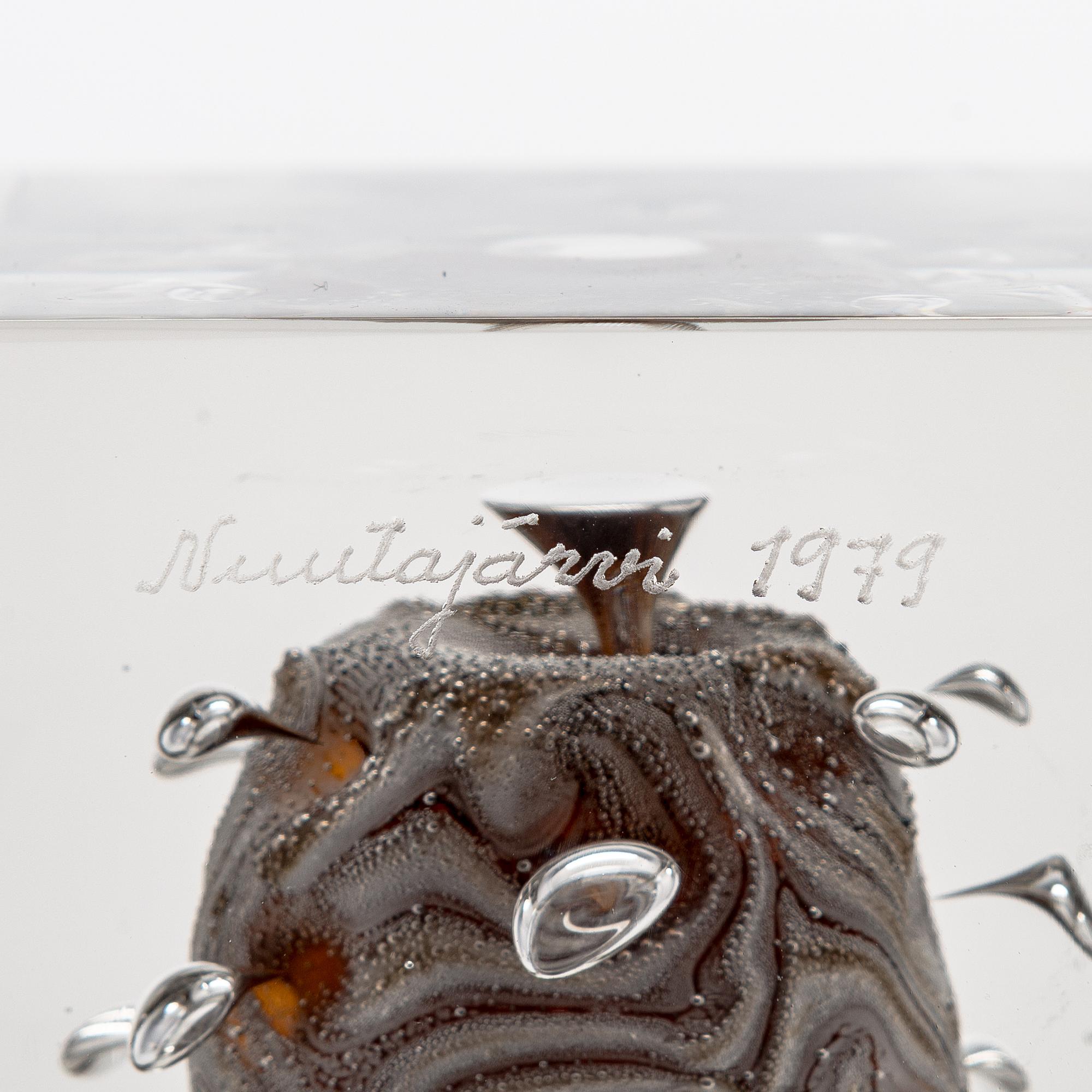 Oiva Toikka, an annual glass cube, 1979, signed Oiva Toikka, Nuutajärvi 1979, numbered 608/1000.