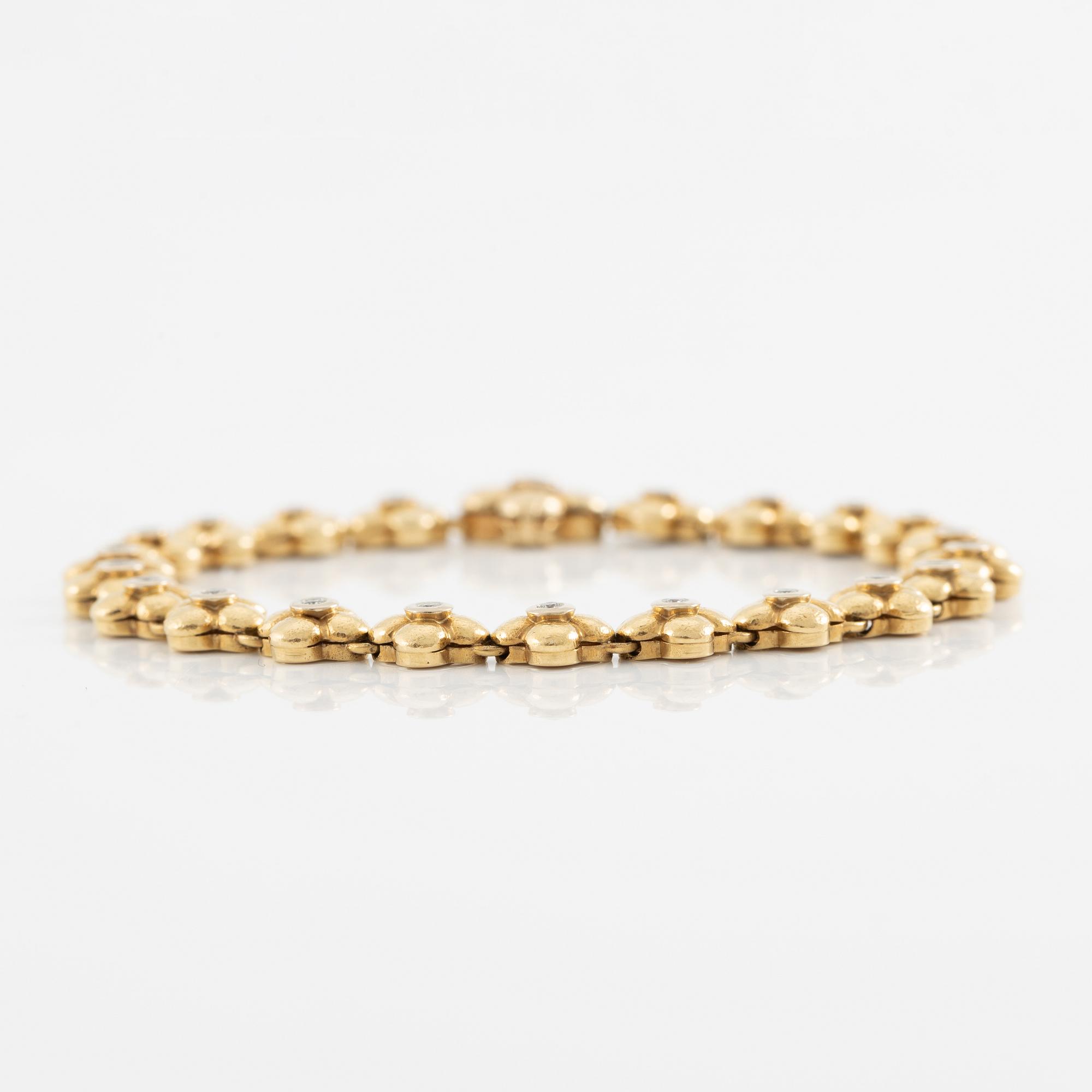 Armband, 18K guld med briljantslipade diamanter.