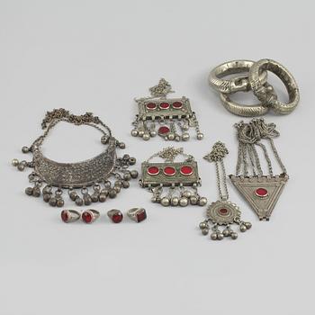 PARTI SMYCKEN, 12 delar, vitmetall samt färgade glaspärlor, 1900-tal.