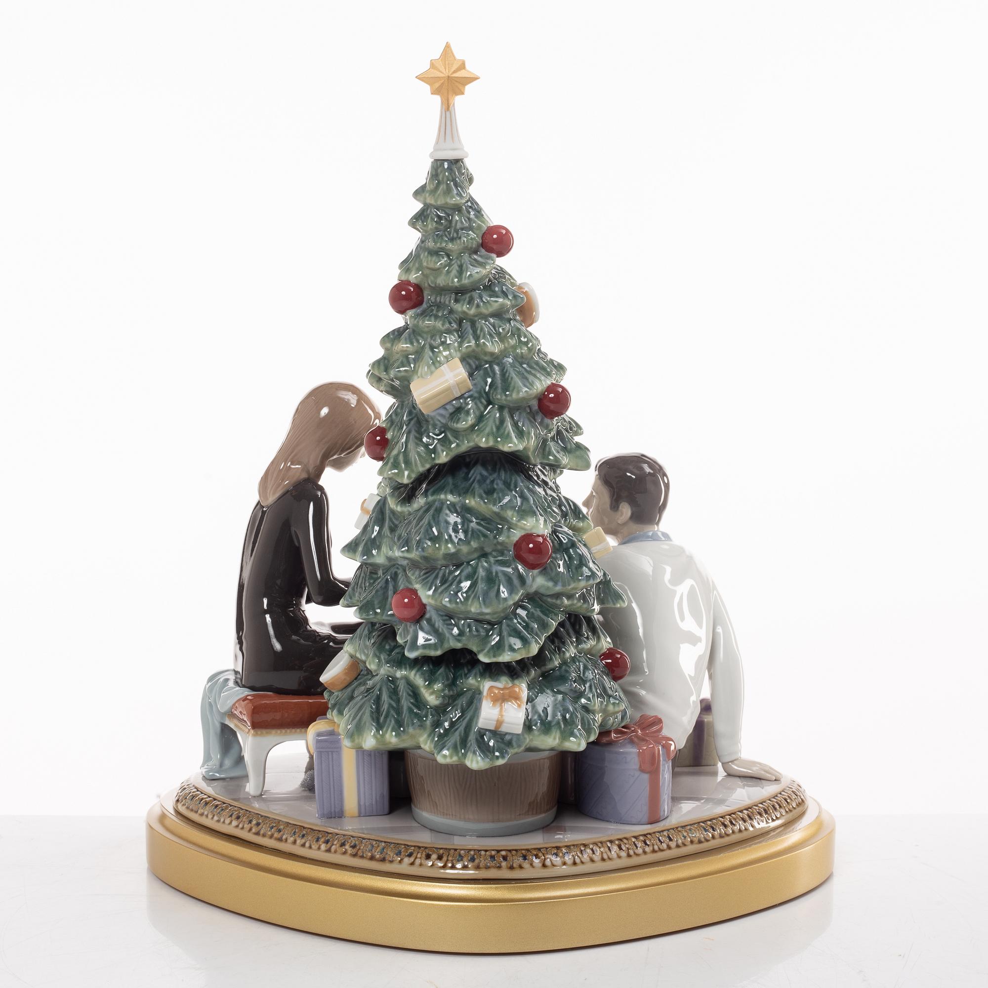 Marco Antonio Noguerón. figurine, "A romantic Christmas", Lladró, Spain.