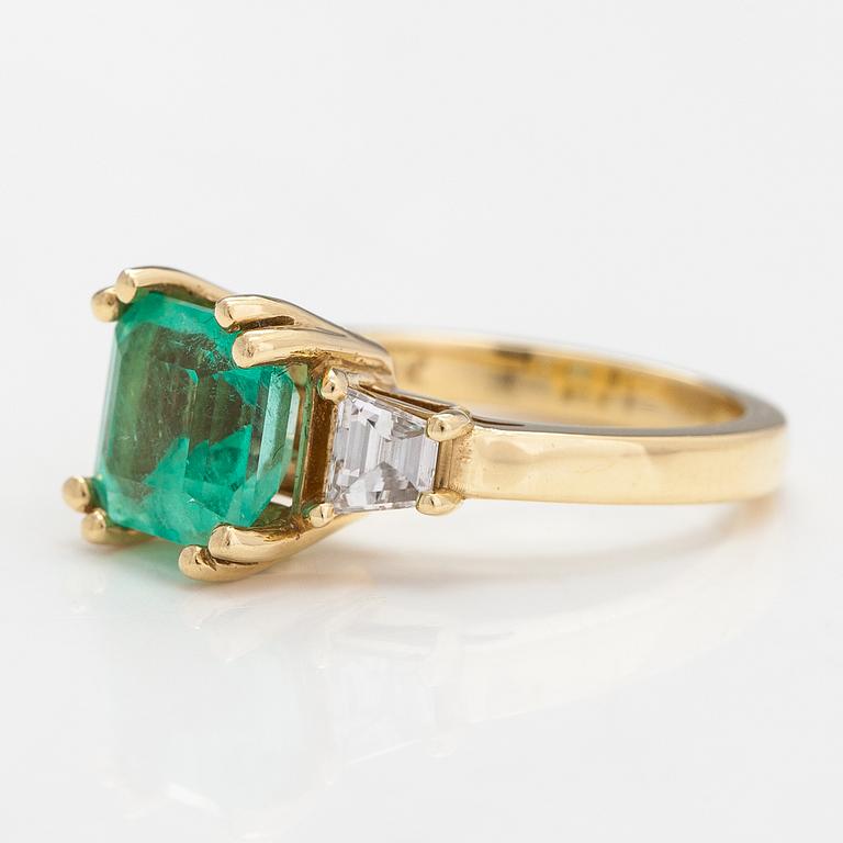 An 18K gold ring with a 2.47 ct emerald and diamonds ca. 0.48 ct in total. With certificate.