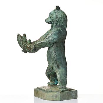 Jussi Mäntynen, Standing bear with a fish.