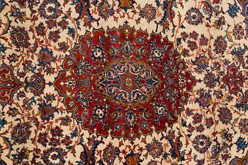 A carpet, semi-antique Esfahan, ca 298 x 209 cm.