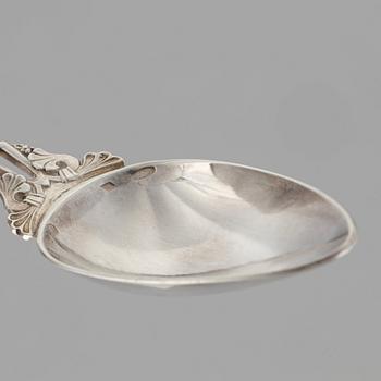 Firma Alexandre Gueyton, 12 st skedar, silver ur Youssopovs Skandinaviska servis, Paris, 1800-talets andra hälft,