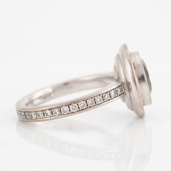 Ring, 18K white gold set with a round faceted green beryl and brilliant-cut diamonds.
