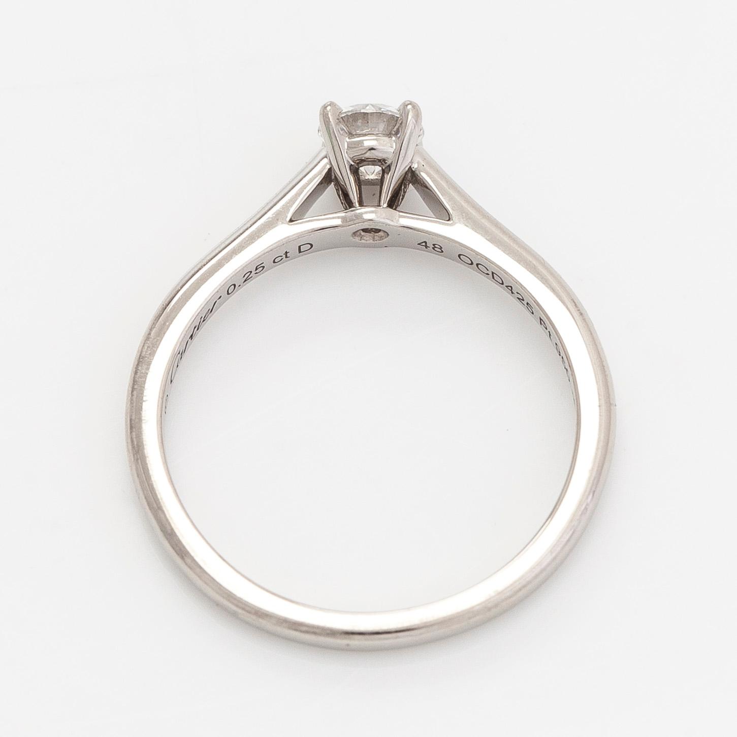 Cartier, sormus, platinaa ja briljanttihiottu timantti n. 0.25 ct. GIA-dossier ja sertifikaatilla.