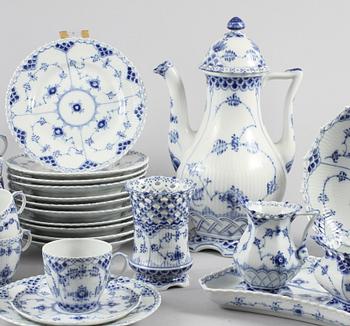 KAFFESERVIS, 30 delar, porslin, "Musselmalet", Royal Copenhagen, 1900-talets andra hälft.