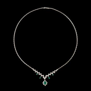 127. COLLIER med smaragder samt briljantslipade diamanter, totalt ca 2.5 ct.