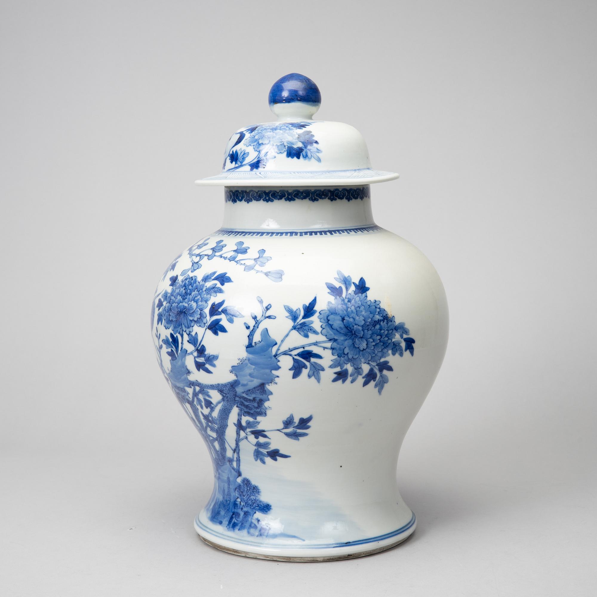 A Chinese blue and white Kangxi-style jar with lid, 20th century.