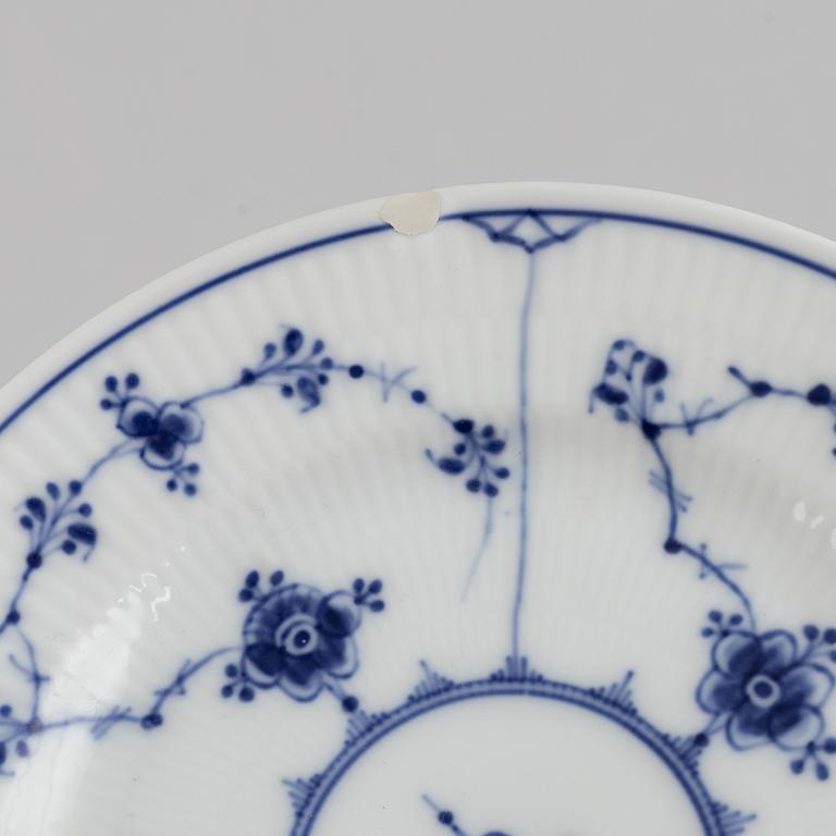 Tallrikar, porslin, 37 delar, "Musselmalet", rifflet, Royal Copenhagen, Danmark, 1893-1923.