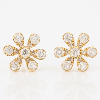 Earrings, a pair, 18K gold with brilliant-cut diamonds, flower-shaped.