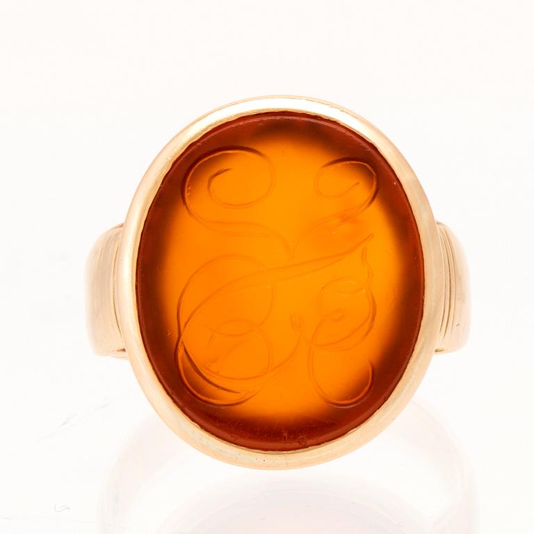 Ring in 18K gold with carnelian seal.