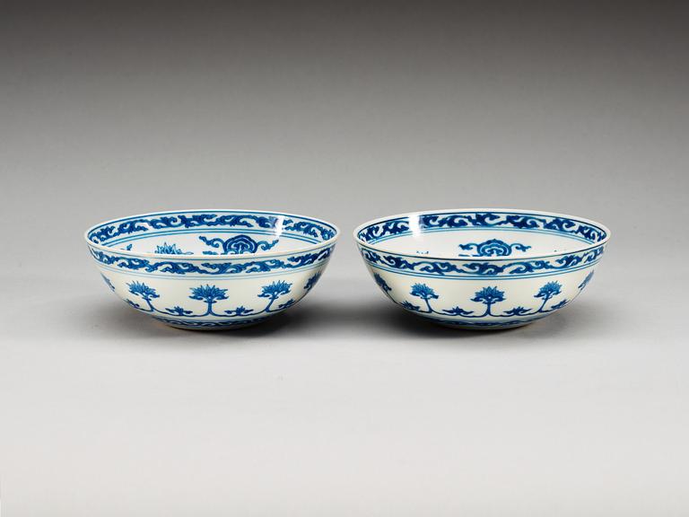 A pair of blue and white bowls, Qing dynasty,  18th Century.