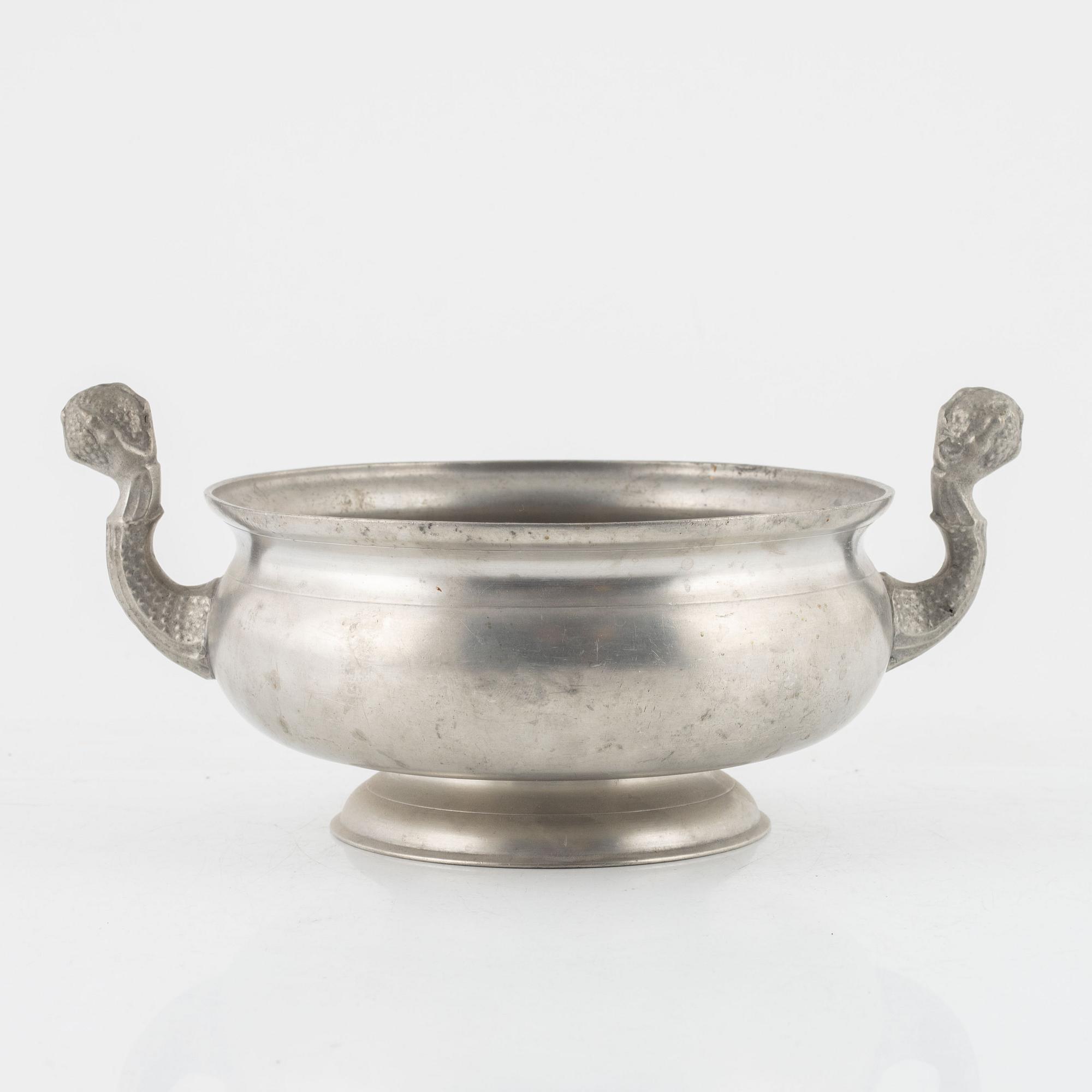 Kannor, två stycken, samt kallskål, tenn, olika mästare, 1800-tal.