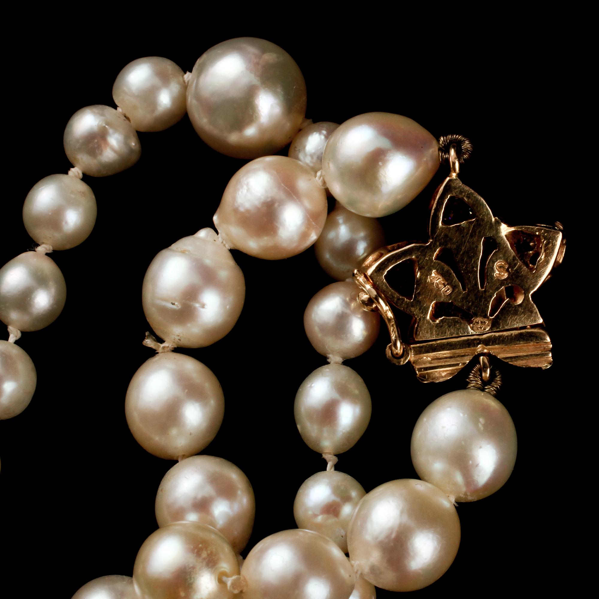 COLLIER, odlade pärlor, lås i 14k guld med 25 små briljantslipade diamanter samt fasettslipad blå safir.
