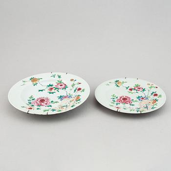 A set of 5 famille rose dinner plates, Qing dynasty, Qianlong (1736-95).