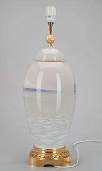 PÖYTÄVALAISIN, posliinia sekä kullattua messinkiä, Bing & Gröndahl, Tanska 1900-luvun alku.