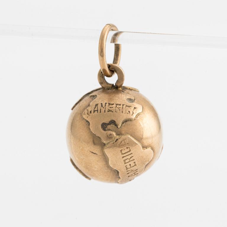 Charm in the shape of a globe, 18K gold.