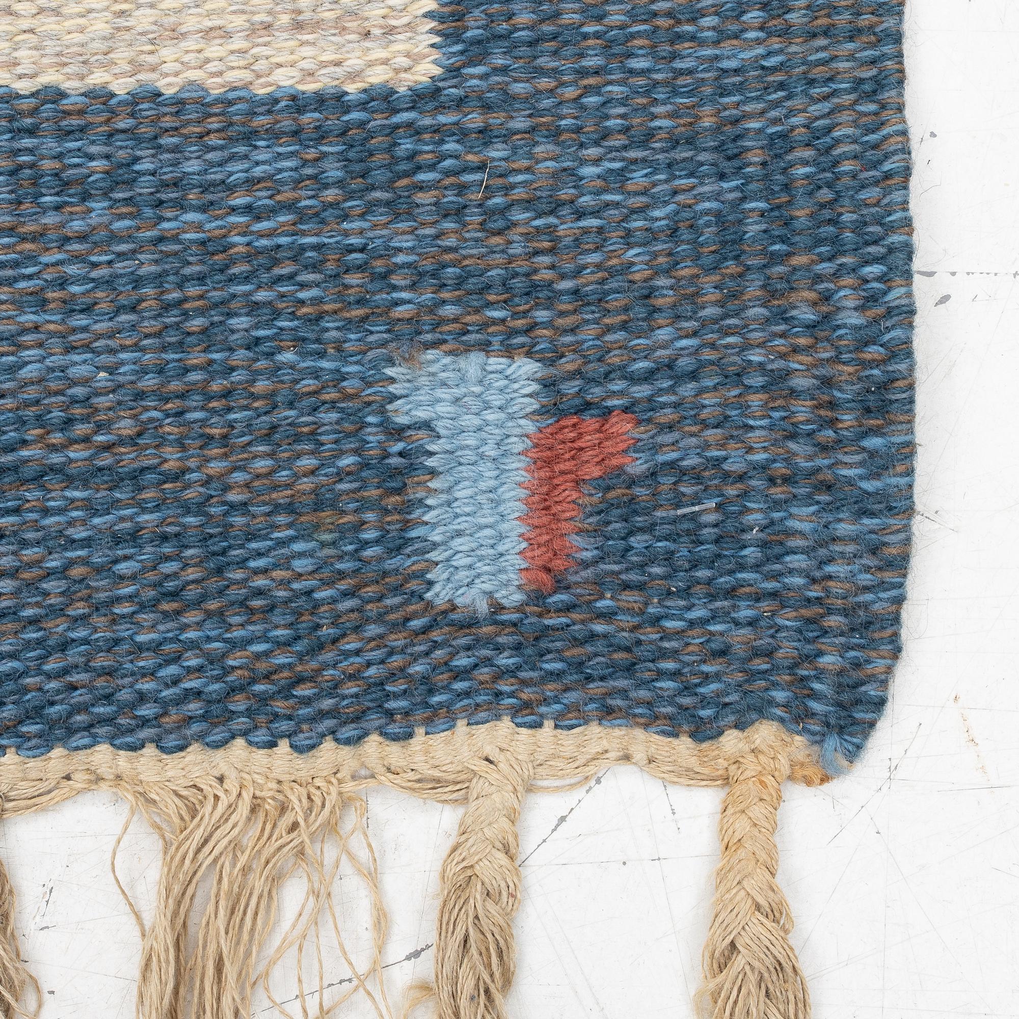 Erik Lundberg, a carpet 'Lister' flat weave c. 206 x 138 cm Vävaregården Eringsboda signed V.