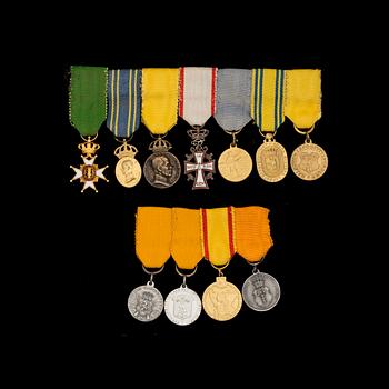 MINIATYRMEDALJER, 11 st. Silver samt delvis förgyllda. Vikt ca 37,5 g.