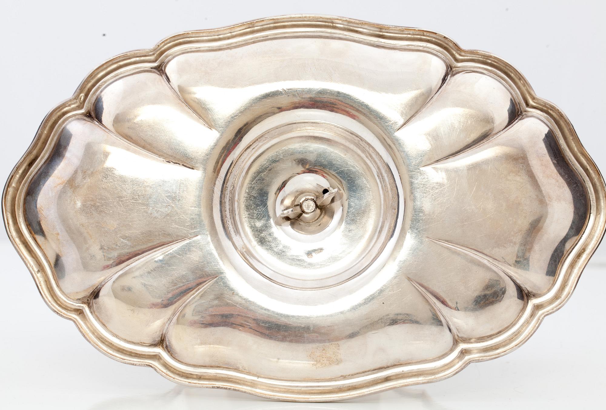 SÅSSKÅL, silver. Rokokostil, svenska importstämplar. C:a 410 g.