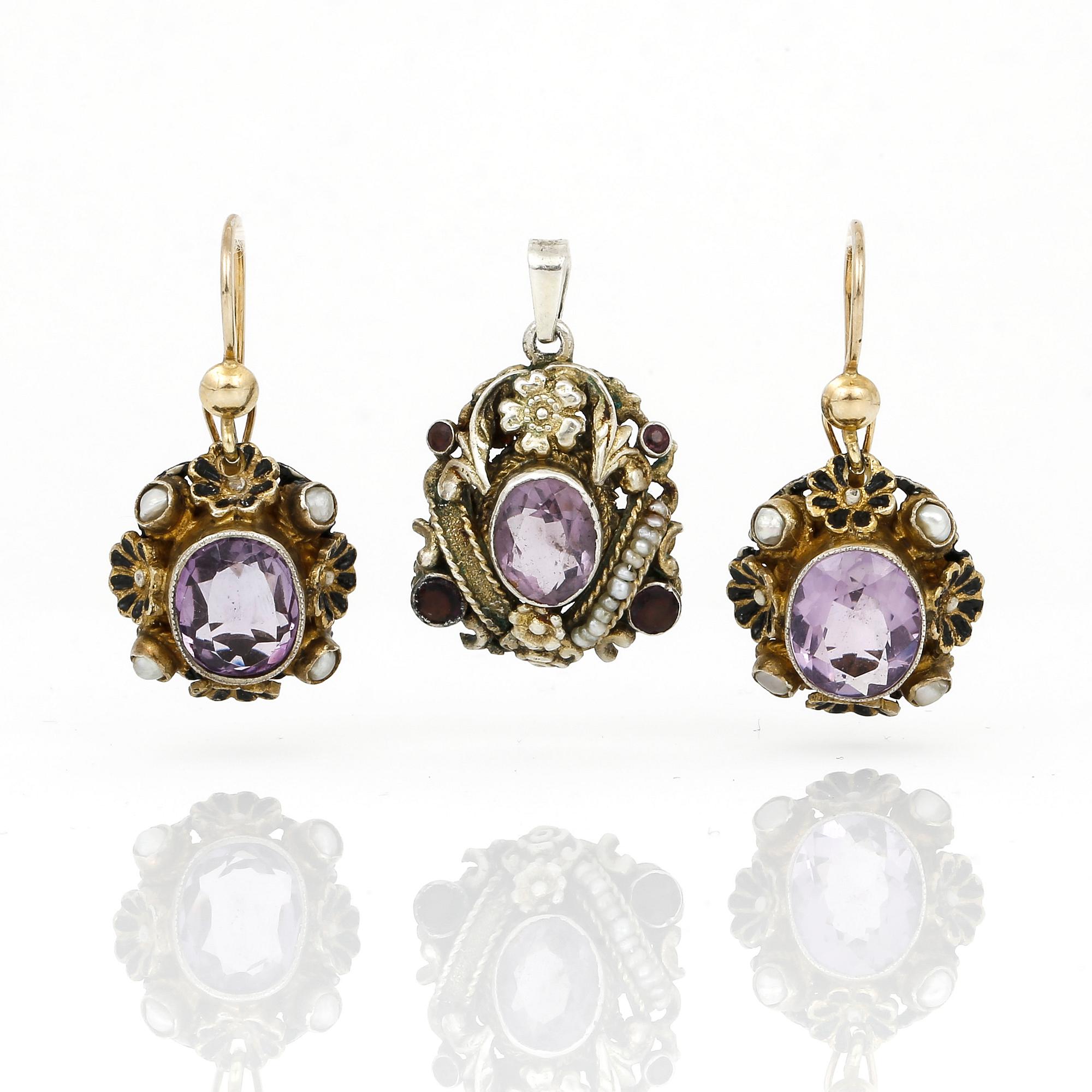 ARMBAND, HÄNGE samt ÖRHÄNGEN, ett par, förgyllt 830 silver med fasettslipade ametister och sötvattenpärlor. Vikt ca 46g.