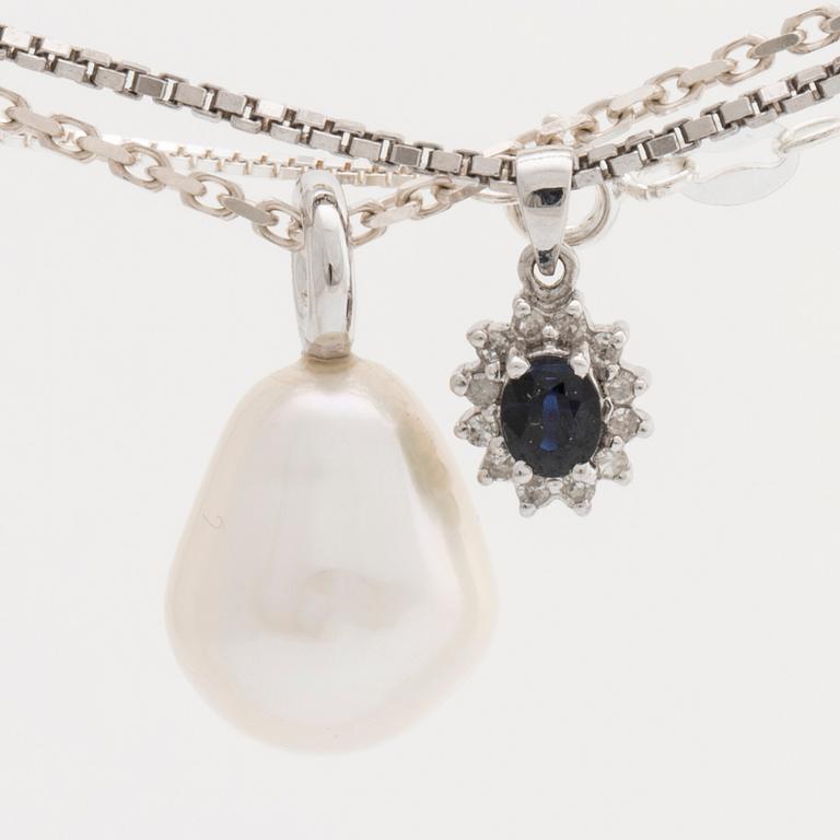 2 pendants 18K whitegold with 1 cultured pearl approx 13,5 mm and 1 sapphire approx 4x3 mm and diamonds, 5 silver chains.