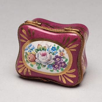 A group of six snuff boxes, 19th/20th Century.