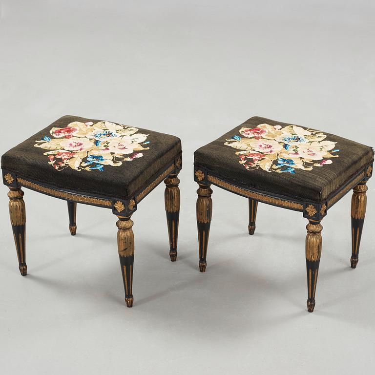 TABURETTER, ett par, Sengustavianska stockholmsarbeten, 1700-talets slut.