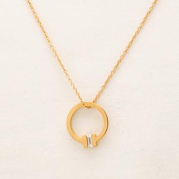 Tiffany & Co, halsband "T" 18K guld med en baguettslipad diamant.