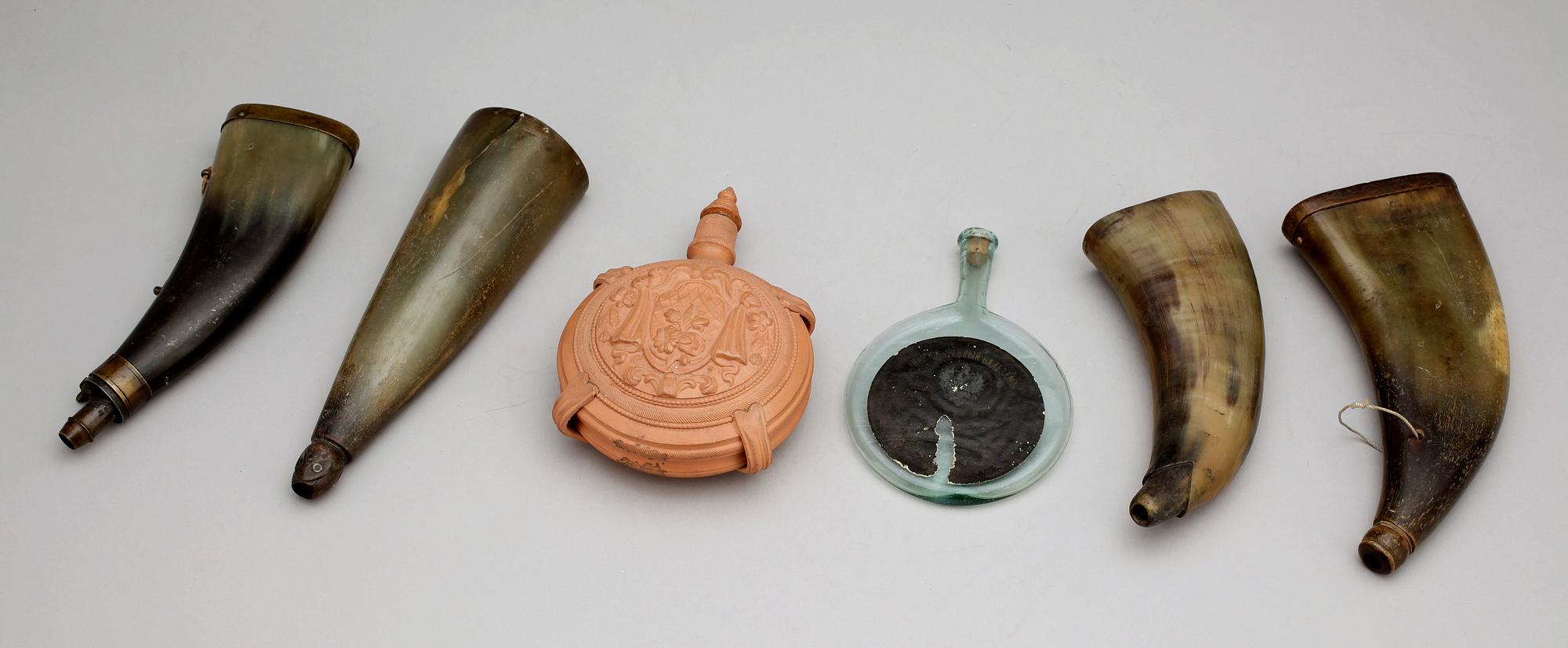 KRUTHORN, 6 st, keramik, glas samt horn, 1800-tal.