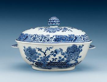 1755. A blue and white tureen and cover, Qing dynasty, Qianlong. (1736-95).
