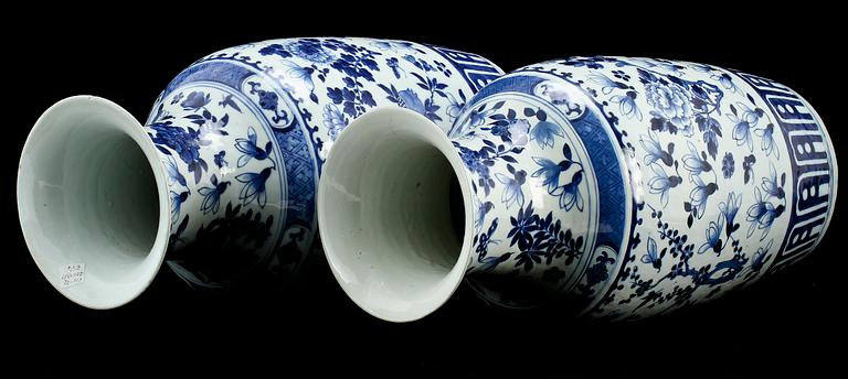 GOLVURNOR, ett par, porslin, Kina, 1800-tal.