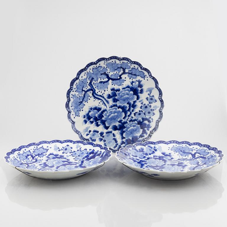 Three blue and white dishes, Japan, 19th century.