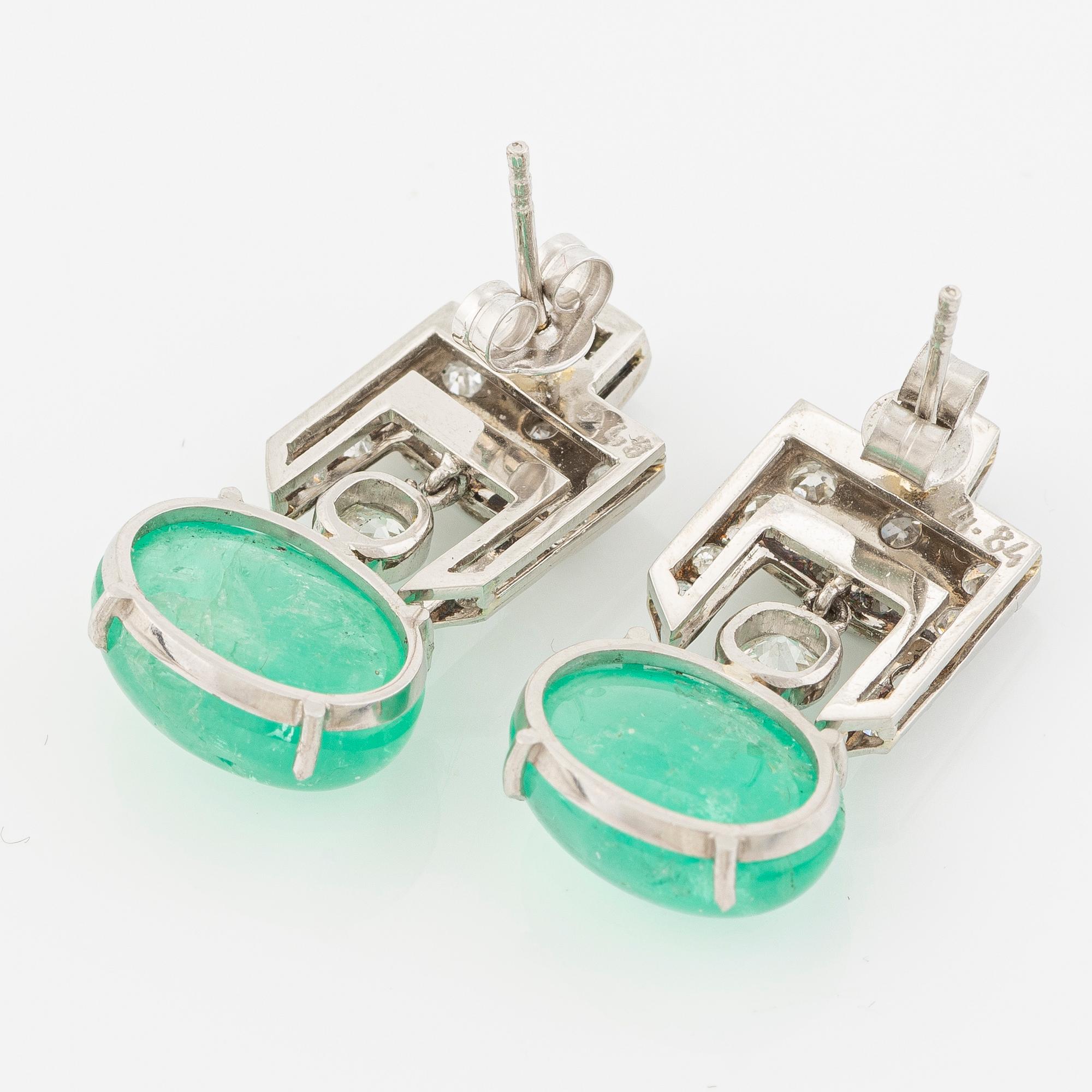 Örhängen platina med cabochonslipade smaragder och gammalslipade diamanter.