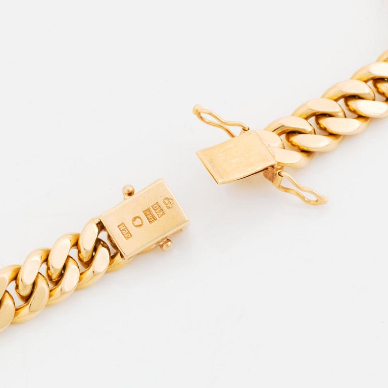 An 18K gold necklace set with round brilliant-cut diamonds.