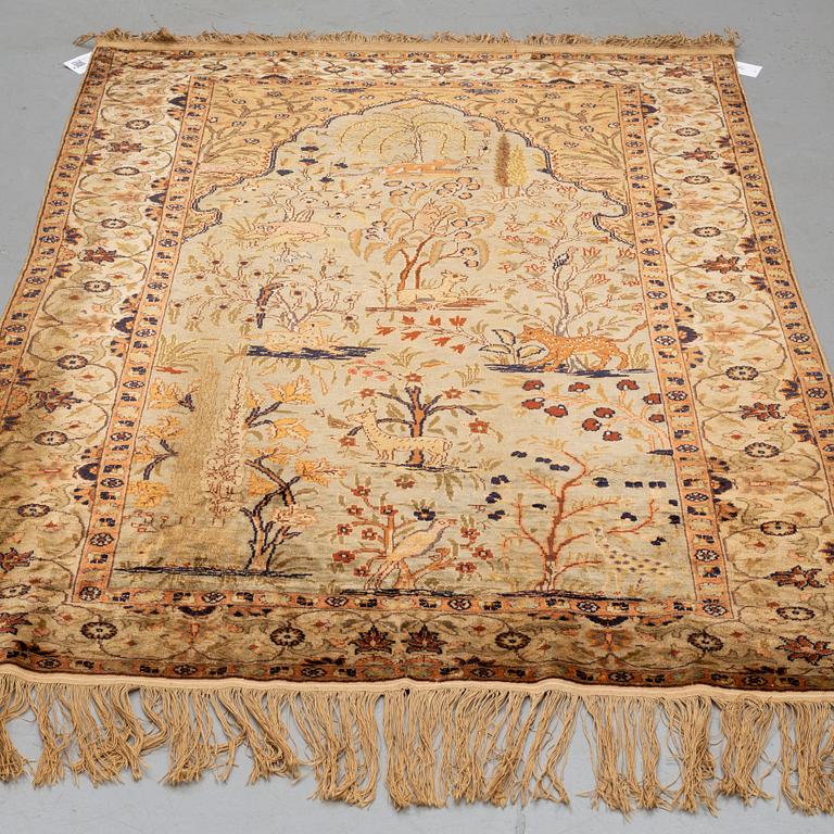 MATTO, a semi-antique Kayseri, ca 175 x 123 cm (as well as 2 cm flat weave at the ends).