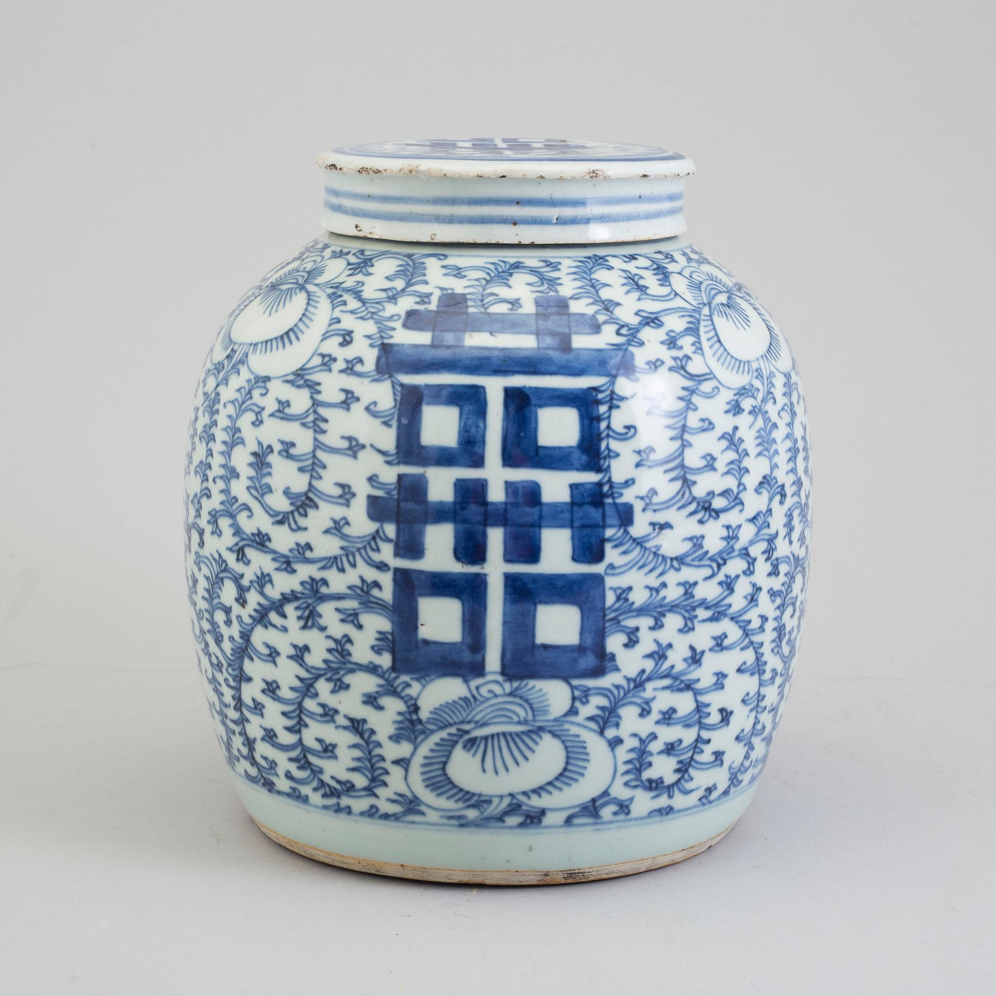 A blue and white jar, Qing dynasty, 19th Century.