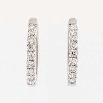 Örhängen, kreoler med briljantslipade diamanter.